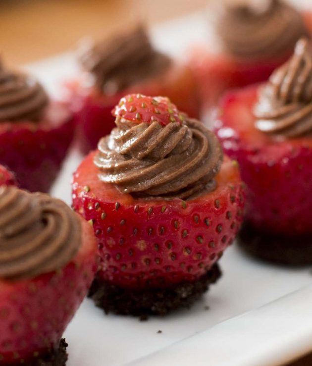 No Bake Strawberry Cheesecake Bites – Smooth and creamy chocolate cheesecake stuffed in fresh strawberries, all in one bite! A simple and delicious, quick and easy recipe that make a great finger food dessert for parties, brunch, or as an afternoon snack! Great for Mother’s Day! Party food, party dessert recipes. Video recipe. | Tipbuzz.com