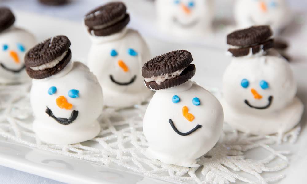 These Snoeman Oreo Balls are so cute and fun to make!