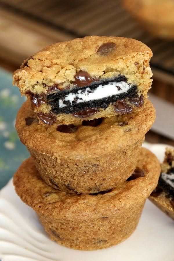 Oreo Stuffed Cookies – The BEST soft and chewy big chocolate chip cookies stuffed with Oreos! Quick and easy recipe that’s so fun to make! All you need is your favorite chocolate chip cookie dough and Oreos! So simple and so delicious! It’s great for snacks, parties, or dessert! Great for gifts too! Video recipe. | Tipbuzz.com