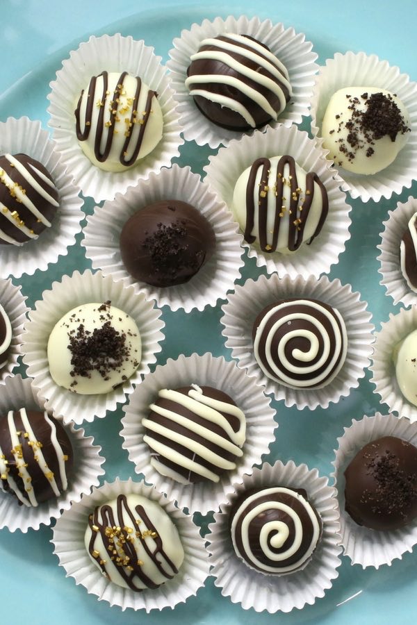 4 Ingredient Oreo Truffles - the easiest and most beautiful dessert you will ever make! Only 4 ingredients required: Oreos, cream cheese, white chocolate and dark semi-sweet chocolate. Sprinkles are optional. Oreo crumbs are mixed with creamy cheesecake, and then covered with melted chocolate. So Good! Quick and easy recipe, party desserts. No Bake. Vegetarian. Video recipe. | Tipbuzz.com