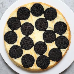 Upside Down Oreo Cheesecake – So delicious and super easy to make with only 6 simple ingredients: oreo, cream cheese, sugar, yogurt, eggs, vanilla. There are yummy oreos at the bottom. The perfect quick and easy dessert recipe. Video recipe.